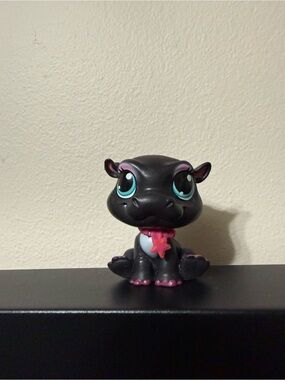 Littlest Pet Shop #3956 Yolanda Yawnson Hippo w/ Necklace